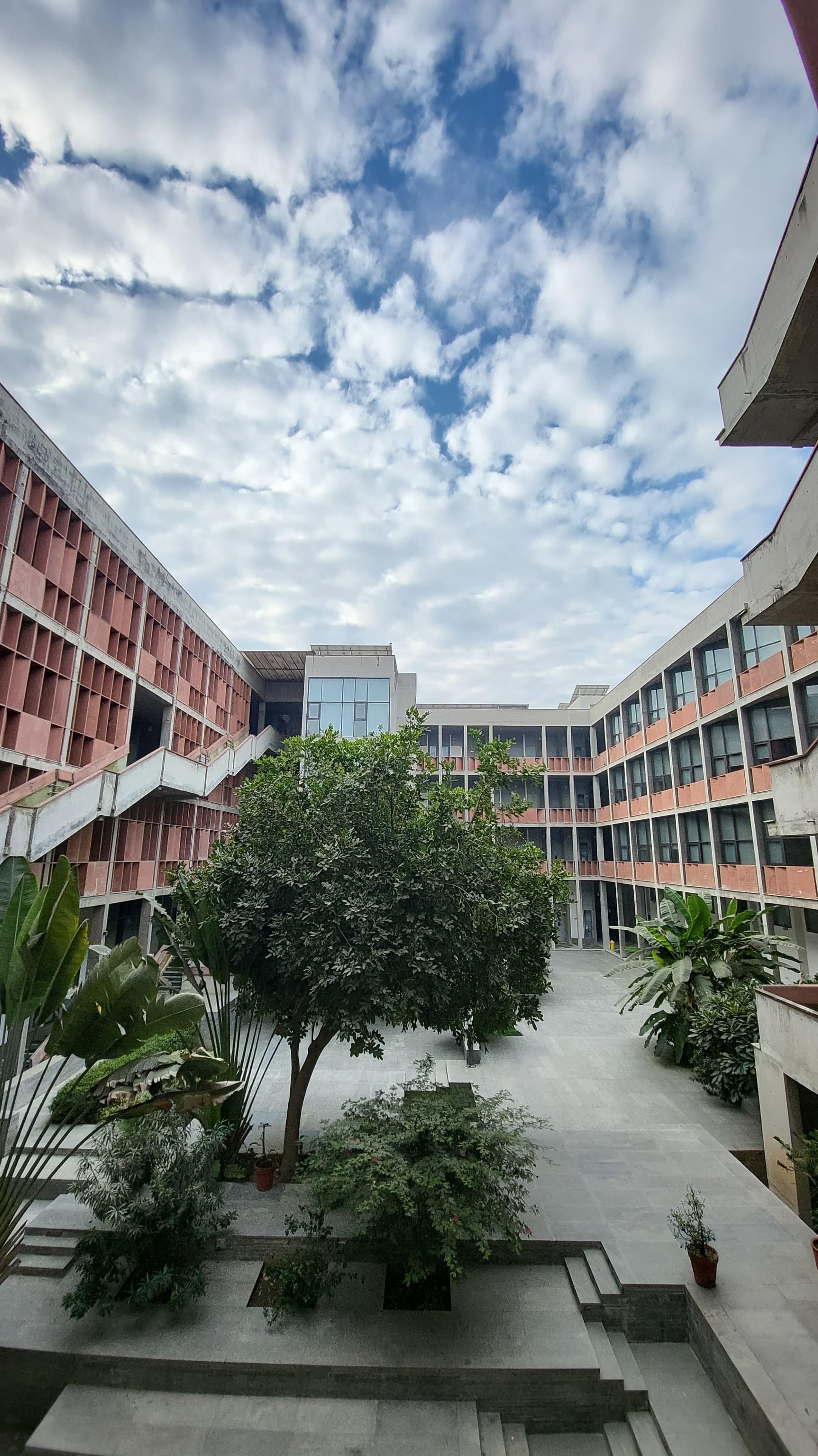 Ahmedabad University, Amrut Mody School of Management Campus photo 2